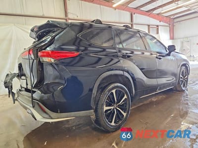 Trzecie zdjęcie samochodu z tyłu: 2022 TOYOTA HIGHLANDER XSE VIN:5TDLZRAH5NS110655 - miniatura