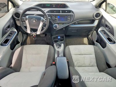 Zdjęcie 8 z 12 samochodu: 2013 TOYOTA PRIUS C THREE VIN:JTDKDTB31D1534503 - miniatura