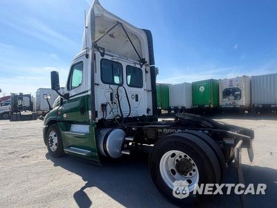 Trzecie zdjęcie samochodu z tyłu: 2017 FREIGHTLINER CASCADIA VIN:1FUBGDDR7HLHL9599 - miniatura