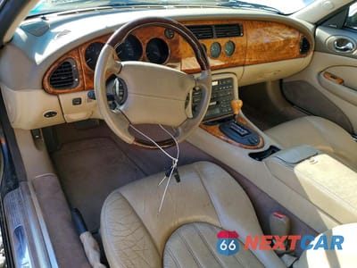Zdjęcie 8 z 12 samochodu: 2002 JAGUAR XK8 VIN:SAJDA42C42NA25782 - miniatura