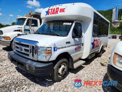 2017 FORD E350 SHUTTLE BUS 1FDEE3FS6HDC24844 - główne zdjęcie licytacji z USA - miniatura