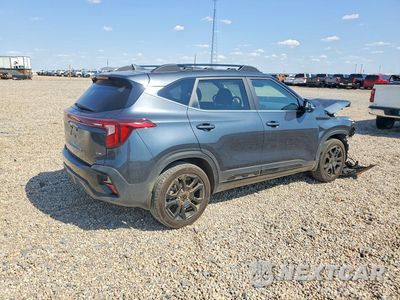 Trzecie zdjęcie samochodu z tyłu: 2025 KIA SELTOS X LINE VIN:KNDEUCA77S7698396 - miniatura