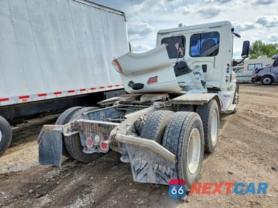 Trzecie zdjęcie samochodu z tyłu: 2014 FREIGHTLINER CASCADIA SEMI TRUCK VIN:3AKJGEDV2ESFT5114 - miniatura