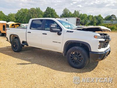 Czwarte zdjęcie samochodu z boku: 2026 CHEVROLET SILVERADO K2500 CUSTOM VIN:2GC4KME72T1129701 - miniatura
