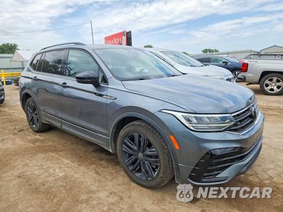 Czwarte zdjęcie samochodu z boku: 2022 VOLKSWAGEN TIGUAN SE R-LINE BLACK VIN:3VVCB7AX8NM139116 - miniatura
