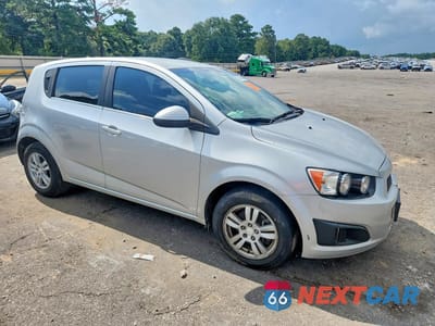 Czwarte zdjęcie samochodu z boku: 2014 CHEVROLET SONIC LT VIN:1G1JC6SH0E4136722 - miniatura