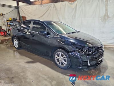 Czwarte zdjęcie samochodu z boku: 2018 CHEVROLET CRUZE LT VIN:1G1BE5SM1J7140504 - miniatura
