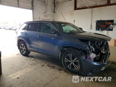 Czwarte zdjęcie samochodu z boku: 2019 TOYOTA HIGHLANDER LE VIN:5TDZARFH0KS054582 - miniatura