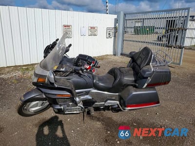 Trzecie zdjęcie samochodu z tyłu: 1988 HONDA GL1100 VIN:1HFSC220XJA009752 - miniatura