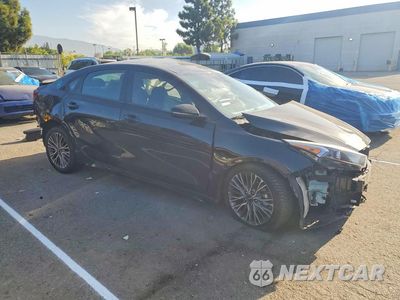 Czwarte zdjęcie samochodu z boku: 2023 KIA FORTE GT LINE VIN:3KPF54AD0PE670511 - miniatura