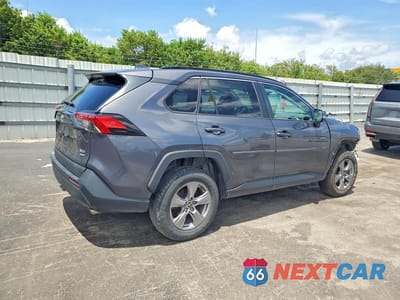Trzecie zdjęcie samochodu z tyłu: 2022 TOYOTA RAV4 XLE VIN:2T3P1RFV9NW301033 - miniatura