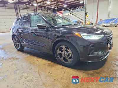Czwarte zdjęcie samochodu z boku: 2023 FORD ESCAPE ST LINE VIN:1FMCU0MN6PUA79096 - miniatura