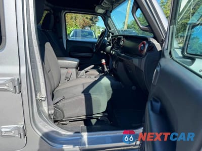 Piąte zdjęcie samochodu w środku: 2018 JEEP WRANGLER UNLIMITED SPORT VIN:1C4HJXDG4JW171848 - miniatura