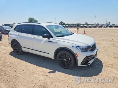 Czwarte zdjęcie samochodu z boku: 2022 VOLKSWAGEN TIGUAN SE R-LINE BLACK VIN:3VVCB7AX0NM033002 - miniatura
