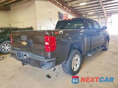 Trzecie zdjęcie samochodu z tyłu: 2018 CHEVROLET SILVERADO K1500 LT VIN:1GCVKREH2JZ197978 - miniatura