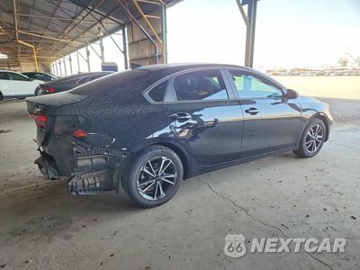 Trzecie zdjęcie samochodu z tyłu: 2022 KIA FORTE LXS VIN:3KPF24AD4NE493810 - miniatura