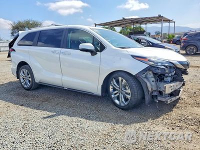 Czwarte zdjęcie samochodu z boku: 2024 TOYOTA SIENNA PLATINUM 7-PASSENGER VIN:5TDERKEC7RS223110 - miniatura