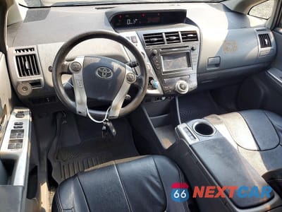 Zdjęcie 8 z 12 samochodu: 2013 TOYOTA PRIUS V TWO VIN:JTDZN3EU2D3257526 - miniatura