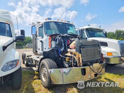Czwarte zdjęcie samochodu z boku: 2016 MACK CXU613 SEMI TRUCK VIN:1M1AW07YXGM055606 - miniatura