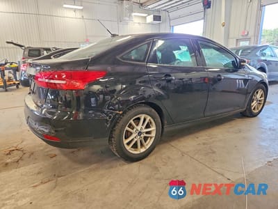 Trzecie zdjęcie samochodu z tyłu: 2016 FORD FOCUS SE VIN:1FADP3F28GL282216 - miniatura
