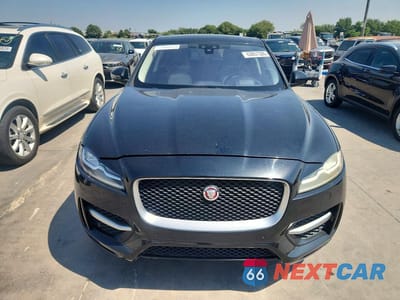 Piąte zdjęcie samochodu w środku: 2017 JAGUAR F-PACE R - SPORT VIN:SADCL2BV6HA048024 - miniatura
