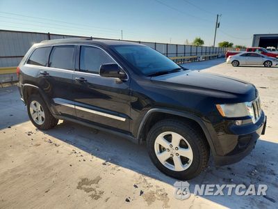 Czwarte zdjęcie samochodu z boku: 2013 JEEP GRAND CHEROKEE LAREDO VIN:1C4RJFAG3DC640632 - miniatura