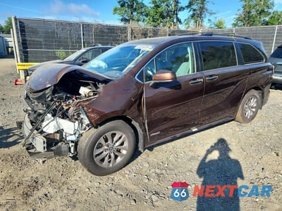 2021 TOYOTA SIENNA XLE 5TDJSKFC4MS008696 - główne zdjęcie licytacji z USA - miniatura