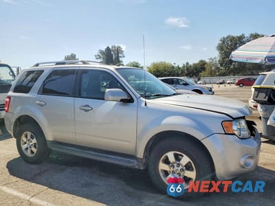 Czwarte zdjęcie samochodu z boku: 2009 FORD ESCAPE LIMITED VIN:1FMCU04769KA93368 - miniatura
