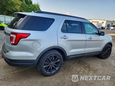 Trzecie zdjęcie samochodu z tyłu: 2019 FORD EXPLORER XLT VIN:1FM5K7D88KGB34480 - miniatura