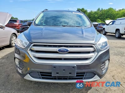 Piąte zdjęcie samochodu w środku: 2018 FORD ESCAPE SE VIN:1FMCU9GD9JUB92099 - miniatura