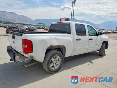 Trzecie zdjęcie samochodu z tyłu: 2011 CHEVROLET SILVERADO K1500 HYBRID VIN:3GCUKUEJXBG130158 - miniatura