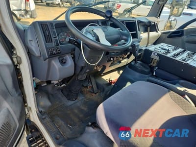 Zdjęcie 8 z 13 samochodu: 2010 ISUZU NQR SWEEPER TRUCK VIN:JALE5W164A7901456 - miniatura