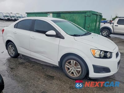 Czwarte zdjęcie samochodu z boku: 2014 CHEVROLET SONIC LT VIN:1G1JC5SHXE4123079 - miniatura