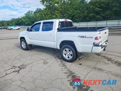 Drugie zdjęcie samochodu z przodu: 2015 TOYOTA TACOMA V6 VIN:5TFLU4EN7FX132802 - miniatura