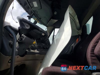 Zdjęcie 7 z 13 samochodu: 2018 FREIGHTLINER CASCADIA 125 SEMI TRUCK VIN:1FUJGEDR8JLJW4952 - miniatura