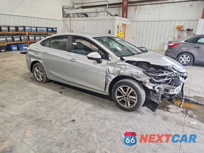 Czwarte zdjęcie samochodu z boku: 2018 CHEVROLET CRUZE LT VIN:1G1BE5SM6J7134987 - miniatura