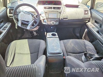 Zdjęcie 8 z 14 samochodu: 2015 TOYOTA PRIUS V TWO VIN:JTDZN3EU2FJ026379 - miniatura