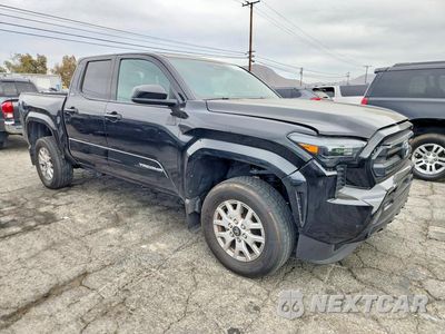 Czwarte zdjęcie samochodu z boku: 2025 TOYOTA TACOMA SR5 VIN:3TMKB5FN6SM042272 - miniatura