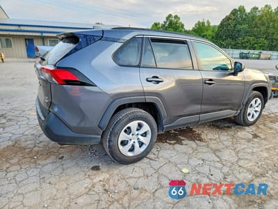 Trzecie zdjęcie samochodu z tyłu: 2020 TOYOTA RAV4 LE VIN:2T3F1RFV3LC076196 - miniatura