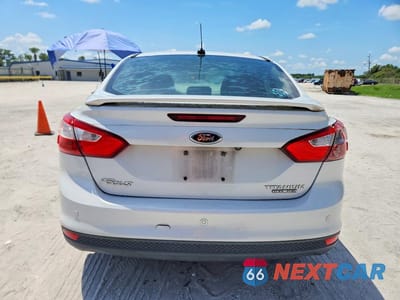 Zdjęcie 6 z 12 samochodu: 2014 FORD FOCUS TITANIUM VIN:1FADP3J21EL240653 - miniatura