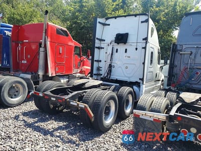 Trzecie zdjęcie samochodu z tyłu: 2022 FREIGHTLINER CASCADIA 126 SEMI TRUCK VIN:3AKJHHDR2NSMX2255 - miniatura