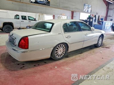 Trzecie zdjęcie samochodu z tyłu: 2003 LINCOLN TOWN CAR EXECUTIVE VIN:1LNHM81W23Y670143 - miniatura