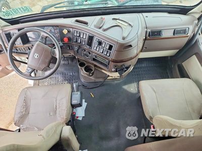 Zdjęcie 8 z 13 samochodu: 2014 VOLVO VNL SEMI TRUCK VIN:4V4NC9EH5EN170384 - miniatura