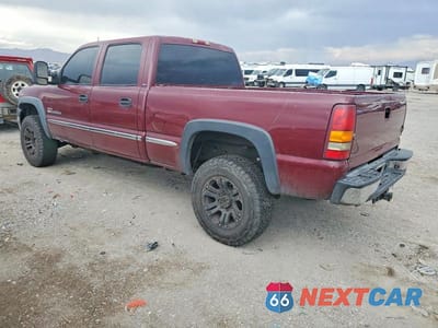 Trzecie zdjęcie samochodu z tyłu: 2002 GMC SIERRA C2500 VIN:1GTHC23162F237098 - miniatura
