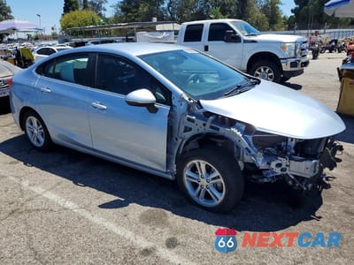 Czwarte zdjęcie samochodu z boku: 2018 CHEVROLET CRUZE LT VIN:1G1BE5SM1J7120933 - miniatura