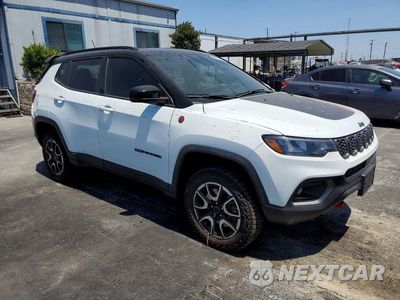 Czwarte zdjęcie samochodu z boku: 2025 JEEP COMPASS TRAILHAWK VIN:3C4NJDDN0ST609837 - miniatura