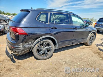 Trzecie zdjęcie samochodu z tyłu: 2024 VOLKSWAGEN TIGUAN SE R-LINE BLACK VIN:3VV8B7AX1RM111721 - miniatura