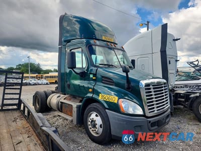 Czwarte zdjęcie samochodu z boku: 2016 FREIGHTLINER CASCADIA 113 VIN:3AKBGADV1GDHE0214 - miniatura