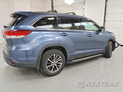 Trzecie zdjęcie samochodu z tyłu: 2019 TOYOTA HIGHLANDER XLE VIN:5TDJZRFH7KS936466 - miniatura