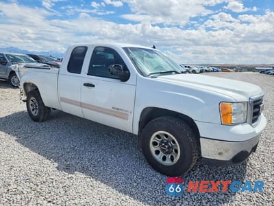 Czwarte zdjęcie samochodu z boku: 2007 GMC NEW SIERRA C1500 VIN:2GTEC19C371580195 - miniatura